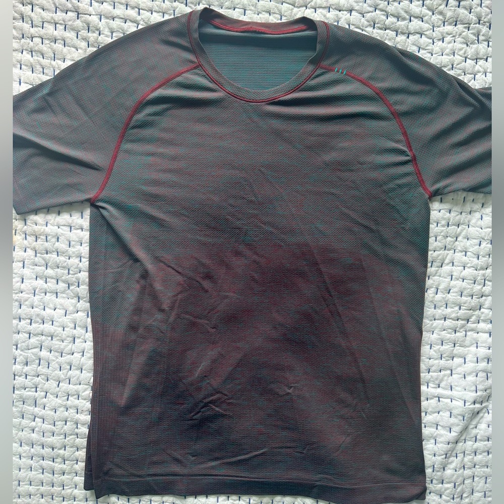 Men’s Large Lululemon Metal Tech Blue and Red. Short Sleeve size large.